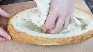 Gießen Sie einfach das Ei auf die Brot und das Ergebnis wird erstaunlich sein! Du wirst es mögen