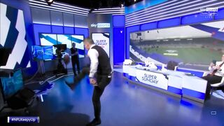 Jamie Carragher & David Jones take on the NFL Keepy-Up Challenge! ????