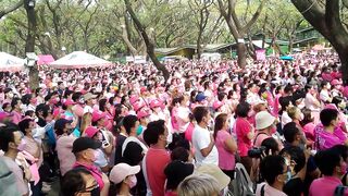 Celebrity singer Bituin Escalante sings the national anthem. The “Pink Sunday” Quezon City rally