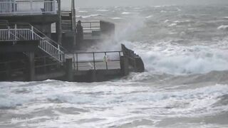 Storm Eunice blasts Bournemouth and Boscombe beach as 100mph winds lash south coast of England