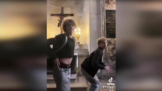 Twerk en crop top Benjamin Ledig dans une église.  Le jeune est menacé de mort #bercrimes