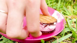 Challenge in the pool - real food vs floating