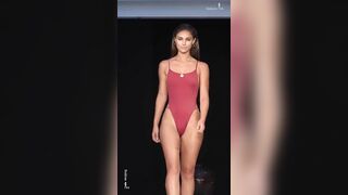 ???? Bikini Show: Steph Rayner