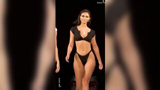 ???? Bikini Show: Steph Rayner