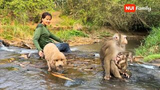 Nui and Poni went down to the stream to bathe with everyone | Nui Family