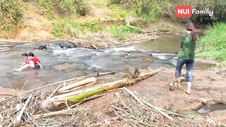 Nui and Poni went down to the stream to bathe with everyone | Nui Family