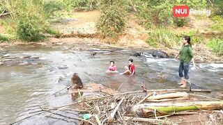 Nui and Poni went down to the stream to bathe with everyone | Nui Family