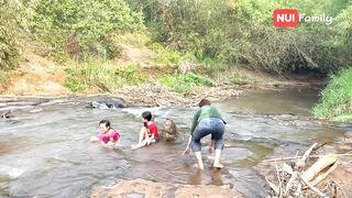 Nui and Poni went down to the stream to bathe with everyone | Nui Family