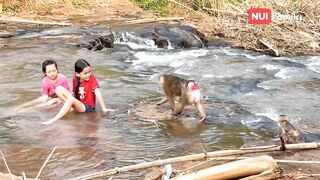 Nui and Poni went down to the stream to bathe with everyone | Nui Family