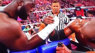 Arm Wrestling Challenge: Omos VS Bobby Lashley| RAW 4/25/22