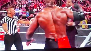 Arm Wrestling Challenge: Omos VS Bobby Lashley| RAW 4/25/22