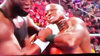 Arm Wrestling Challenge: Omos VS Bobby Lashley| RAW 4/25/22