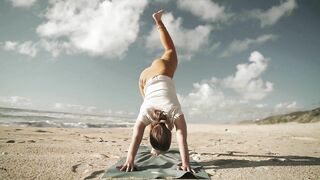 Yoga next to the Ocean - practice in Portugal