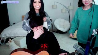 Sykkuno Plays Fuslie's Guitar On Stream