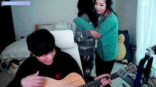 Sykkuno Plays Fuslie's Guitar On Stream