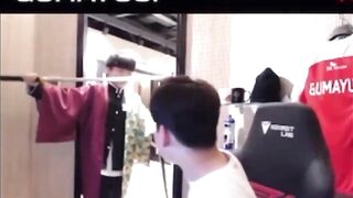 Gumayusi looking at Keria cosplays Tomioka Giyuu | T1 Stream Moments