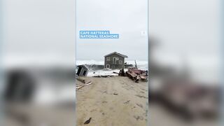 North Carolina beach house collapses into Atlantic l ABC News