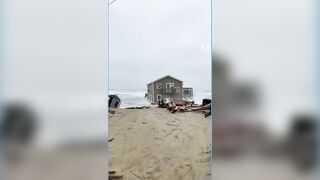 North Carolina beach house collapses into Atlantic l ABC News