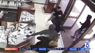 Jewelry store employees repel smash-and-grab attempt