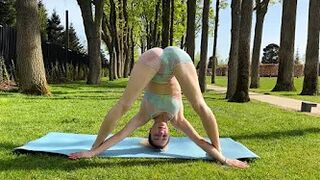 Yoga Art - Stretching! ????????‍♀️