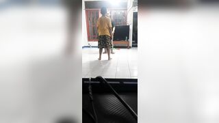 Peregangan tubuh bagian bawah untuk stretching dan splits untuk tendangan/kicks tinggi Taekwondo