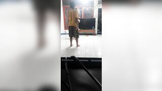 Peregangan tubuh bagian bawah untuk stretching dan splits untuk tendangan/kicks tinggi Taekwondo