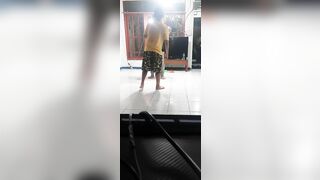 Peregangan tubuh bagian bawah untuk stretching dan splits untuk tendangan/kicks tinggi Taekwondo