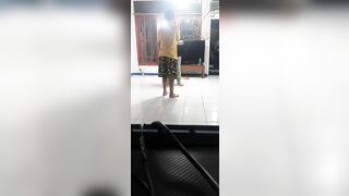 Peregangan tubuh bagian bawah untuk stretching dan splits untuk tendangan/kicks tinggi Taekwondo