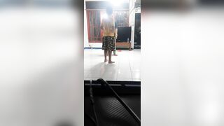 Peregangan tubuh bagian bawah untuk stretching dan splits untuk tendangan/kicks tinggi Taekwondo