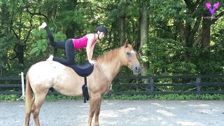 Esta mujer practica yoga encima de su caballo