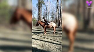 Esta mujer practica yoga encima de su caballo