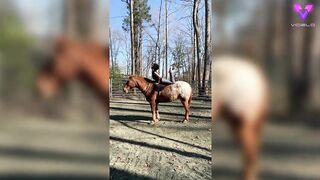 Esta mujer practica yoga encima de su caballo