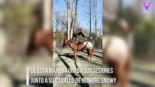 Esta mujer practica yoga encima de su caballo