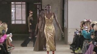 Model CAN'T WALK in high heels at Poster Girl Fall/Winter 2022 Fashion Show (London Fashion Week)