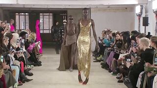 Model CAN'T WALK in high heels at Poster Girl Fall/Winter 2022 Fashion Show (London Fashion Week)
