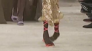 Model CAN'T WALK in high heels at Poster Girl Fall/Winter 2022 Fashion Show (London Fashion Week)