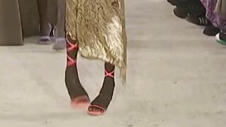 Model CAN'T WALK in high heels at Poster Girl Fall/Winter 2022 Fashion Show (London Fashion Week)