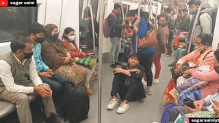पुष्पराज आलू लेलो, टिंडे लेलो Funny Dialogue In Metro ????। Epic Public Reaction ????। Metro Prank। Sagar