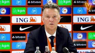 Valentijn en Van Gaal clashen op persconferentie: 'We stoppen hiermee, het is walgelijk'