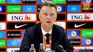 Valentijn en Van Gaal clashen op persconferentie: 'We stoppen hiermee, het is walgelijk'