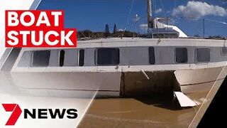 Sailing boat smashes into Rainbow Beach shore | 7NEWS