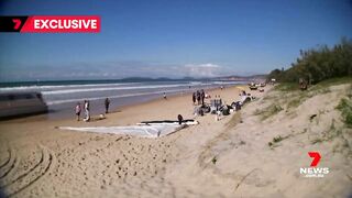 Sailing boat smashes into Rainbow Beach shore | 7NEWS