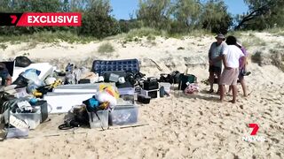 Sailing boat smashes into Rainbow Beach shore | 7NEWS