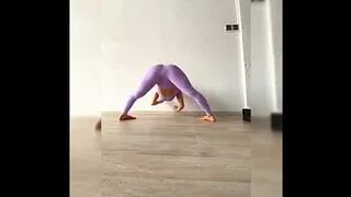 Yoga????‍♀️ Girl Amazing stretching flexibility balance #yoga #shorts