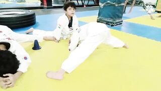 Taekwondo two legs stretching #martialart #olympicgame #latihansplittaekwondo #태권도 #テコンドー #跆拳道