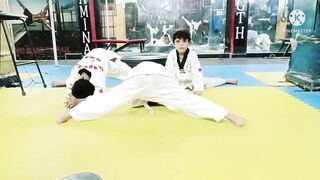 Taekwondo two legs stretching #martialart #olympicgame #latihansplittaekwondo #태권도 #テコンドー #跆拳道