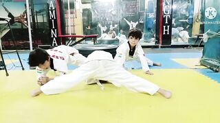 Taekwondo two legs stretching #martialart #olympicgame #latihansplittaekwondo #태권도 #テコンドー #跆拳道