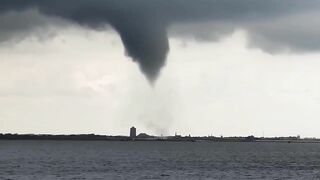 Indrukwekkende beelden van tornado in Zierikzee!