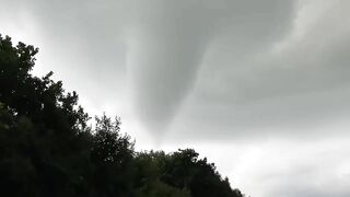 Indrukwekkende beelden van tornado in Zierikzee!