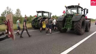 Boeren blokkeren de A28 tijdens boerenprotest | RTV Drenthe